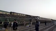 Gambar dari video ini, menunjukkan kereta setelah tabrakan di Ghotki, Pakistan, Senin (7/6/2021). Dua kereta ekspres bertabrakan di Pakistan selatan Senin pagi. (AP Photo)
