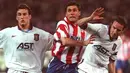 Striker Atletico Madrid, Christian Vieri (tengah) ditempel ketat dua pemain Aston Villa, Ricardo Scimeca (kiri) dan Gareth Southgate pada laga leg pertama perempatfinal Piala UEFA 1997/1998 di Vicente Calderon Stadium, Madrid (3/3/1998). Setelah membela Juventus selama semusim, striker Italia Christian Vieri hijrah ke Atletico Madrid pada awal musim 1997/1998. Ia langsung tampil tajam di musim pertama sekaligus musim terakhirnya dan menjadi top skor Liga Spanyol dengan mencetak total 24 gol dan 1 assist dari 24 laga. (AFP/Dominique Faget)