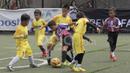 Pemain Brazilian Soccer School (kuning) berebut bola dengan pemain ATKL Lions dalam laga U-8 Serpong City International Soccer Tournament di Sabnani Park, Tangerang Selatan. Sabtu (3/12/2016). (Bola.com/Arief Bagus)
