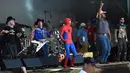 Cowboy Troy, Spider Man dan DJ Sinister bergabung dengan Big Kenny dan John Rich dari Big and Rich di atas panggung selama Thunder Country - Hari ke empat di Twin Lakes, Wisconsin (23/7). (Rick Diamond / Getty Images Country Thunder / AFP)
