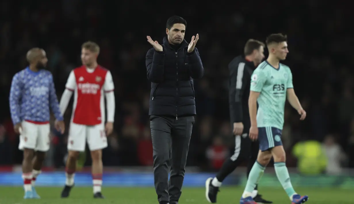 Pelatih Arsenal, Arsenal Mikel Arteta bertepuk tangan usai memenangkan pertandingan melawan Leicester City pada lanjutan Liga Inggris di Stadion Emirates, di London, Senin (14/3/2022). Arsenal menang atas Leicester City 2-0. (AP Photo/Ian Walton)