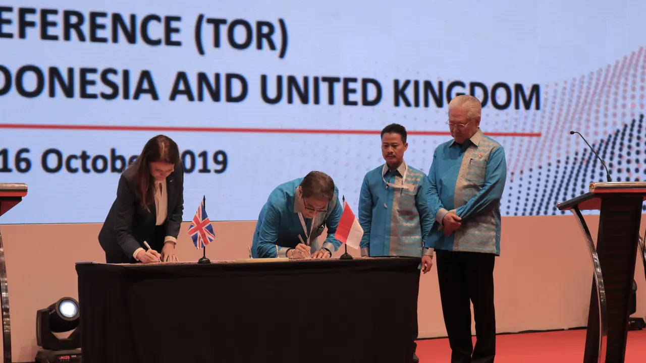 Natalie Black dan Imam Pambagyo Tandatangani Terms of Reference untuk Trade Review untuk RI-Inggris, didampingi Menteri Perdagangan, Enggartiasto Lukita di ICE BSD pada Rabu (16/10/2019) (Liputan.com/Hugo Dimas)