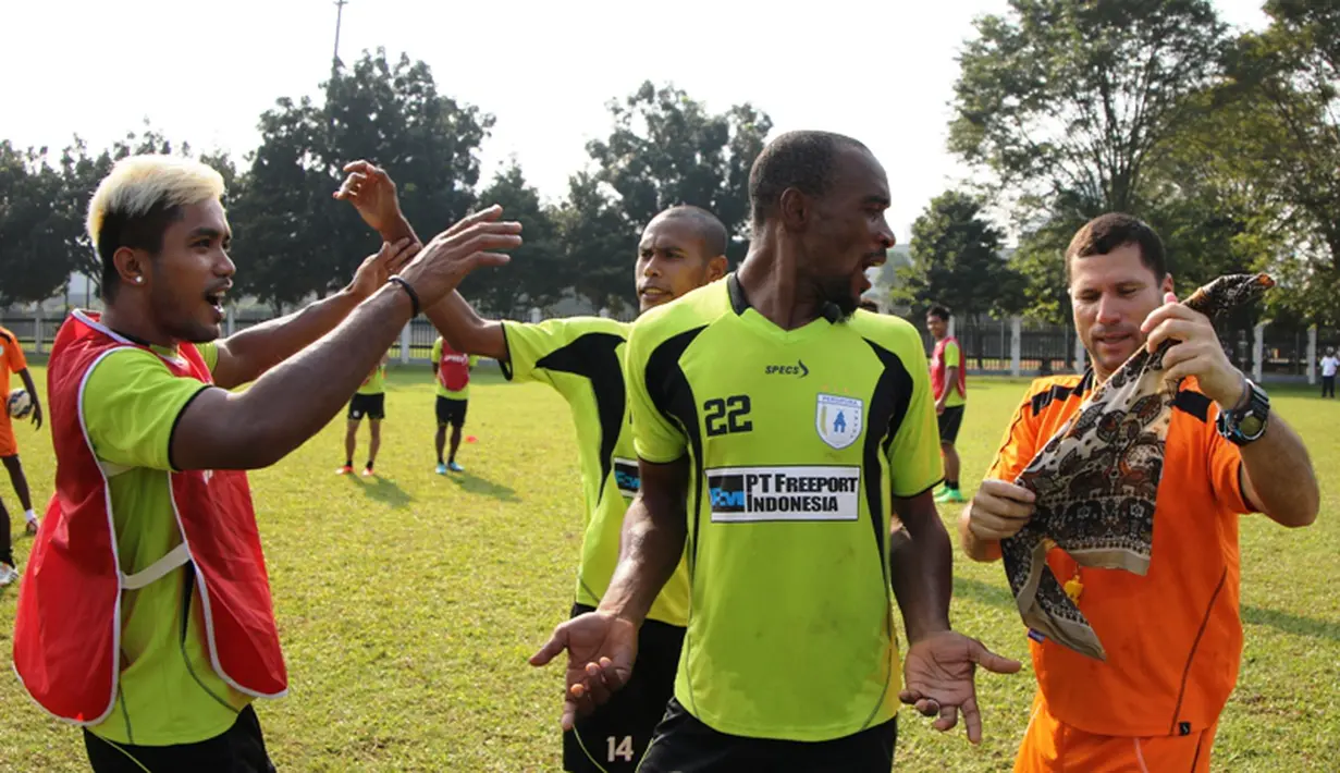 Pelatih Persipura, Osvaldo Lessa, memasang penutup ke mata Lancine Kone saat bermain game mencetak gol ke gawang sambil mata ditutup. (bola.com/Arief Bagus)