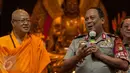 Wakapolda Metro Jaya Jakarta Suntana saat memberikan ucapan perayaan Hari Trisuci Waisak di Wihara Ekayana Arama-Indonesia Buddhist Center, Tanjung Duren, Jakarta, Kamis (11/5). (Liputan6.com/Gempur M Surya)