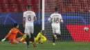 Striker Borussia Dortmund, Erling Haaland, mencetak gol ke gawang Sevilla pada laga Liga Champions di Stadion Ramon Sanchez Pizjuan, Kamis (18/2/2021). Dortmund menang dengan skor 2-3. (AP/Angel Fernandez)