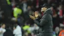 Pelatih Liverpool Jurgen Klopp memberi tepuk tangan kepada para penggemar usai dikalahkan Real Madrid pada pertandingan leg pertamababak 16 besar Liga Champions di stadion Anfield di Liverpool, Inggris, Rabu (22/2/2023). Liverpool pun sepertinya sulit untuk bisa lolos ke Perempatfinal Liga Champions. (AP Photo/Jon Super)