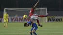Gelandang Timnas Indonesia, Rizky Pora, berebut bola dengan pemain Filipina pada laga Piala AFF 2016 di Philippine Sports Stadium, Filipina, Selasa (22/11/2016). Hingga babak pertama kedudukan masih imbang 1-1. (Bola.com/Nicklas Hanoatubun)