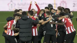 Pemain Athletic Bilbao merayakan keberhasilan tembus ke final Piala Super Spanyol usai mengalahkan Real Madrid 2-1 di Estadio La Rosaleda, Jumat (15/1/2021). Athletic Bilbao akan berhadapan dengan Barcelona di laga final nanti. (AFP/Jorge Guerrero)