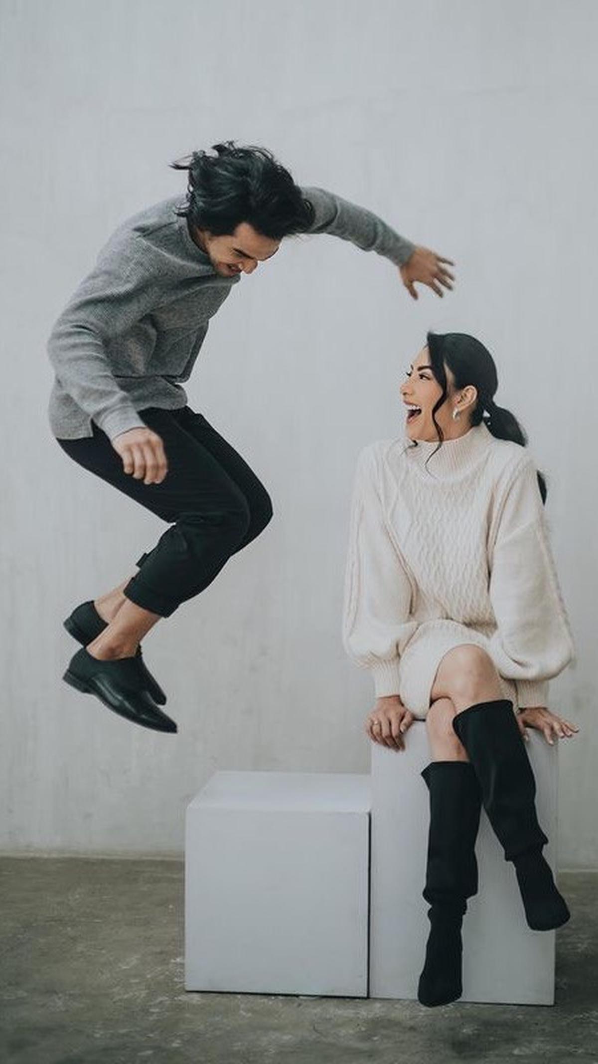Di akhir unggahan, Tyas juga menunjukkan hasil pemotretan yang kocak dan enerjik bersama suami.Tengku memilih melompat tinggi dana di sambut ekspresi ceria dari Tyas.
