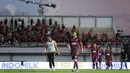 <p>Para pemain PSM Makassar meninggalkan lapangan usai pertandingan persahabatan antara Persita Tangerang melawan PSM Makassar di Indomilk Arena, Tangerang, Rabu (01/06/2022). Pertandingan berakhir dengan skor imbang 1-1. (Bola.com/Bagaskara Lazuardi)</p>