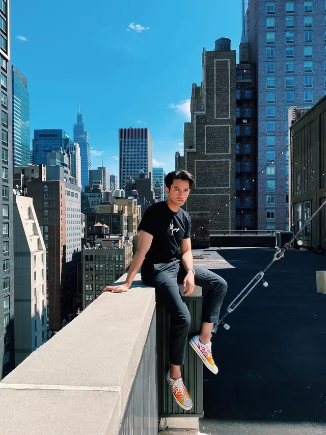 Gaya Omar Daniel Saat Di New York, Tampil Stylish. (Sumber: Instagram/omardaniel_)