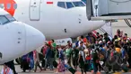 Kesal karena tak kunjung berangkat, calon penumpang pesawat Lion Air di Bandara Soekarno-Hatta, Tangerang berbuat nekat. Mereka menyandera pesawat Lion Air yang sedang terparkir.