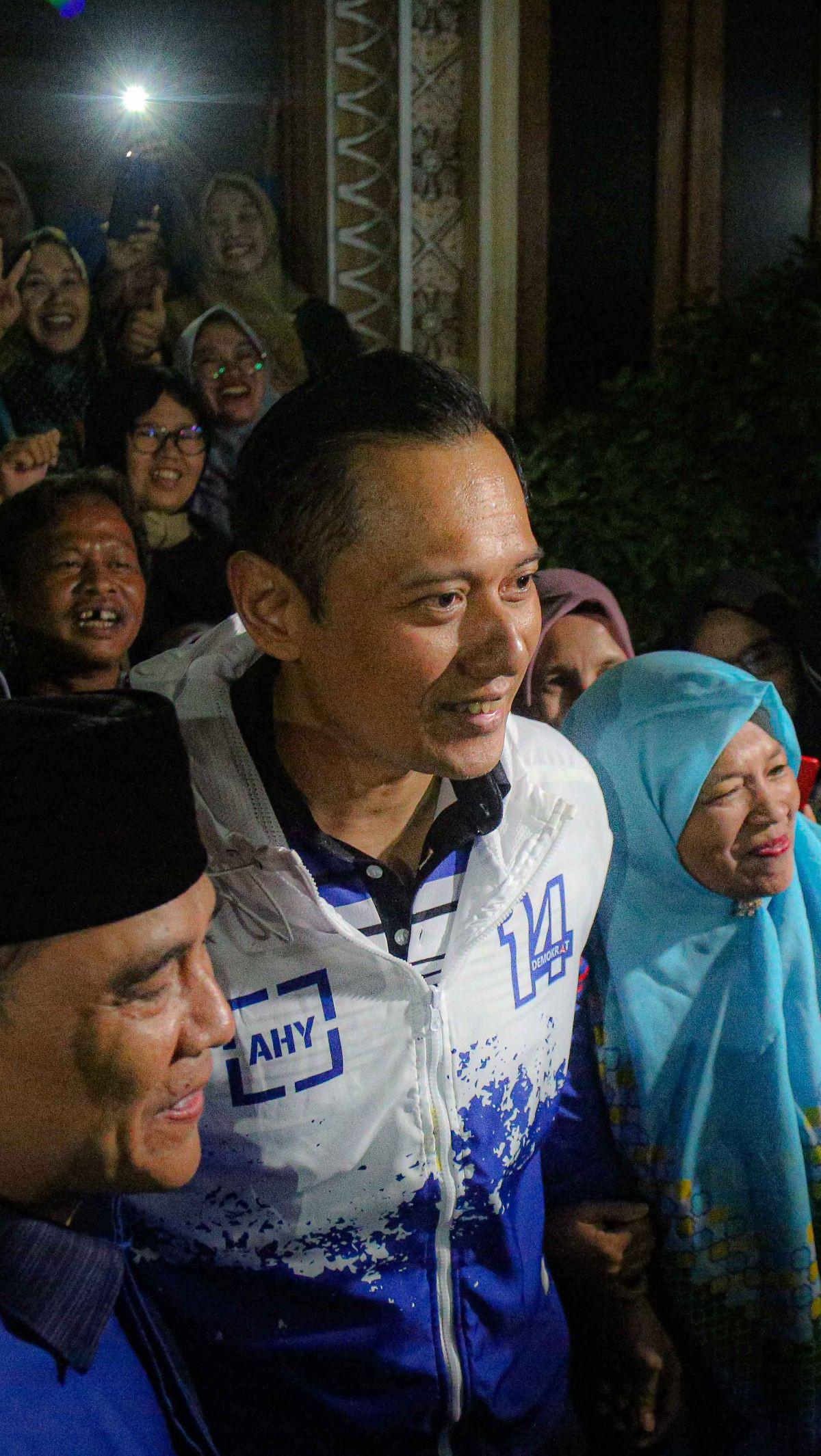 "Beliau menyampaikan salam, salam rindu dan mendoakan yang terbaik bagi bapak dan ibu semuanya," kata AHY.<br style="color: rgb(85, 85, 85); font-family: Roboto, Arial, sans-serif; font-size: 16.5px; background-color: rgb(255, 255, 255);">