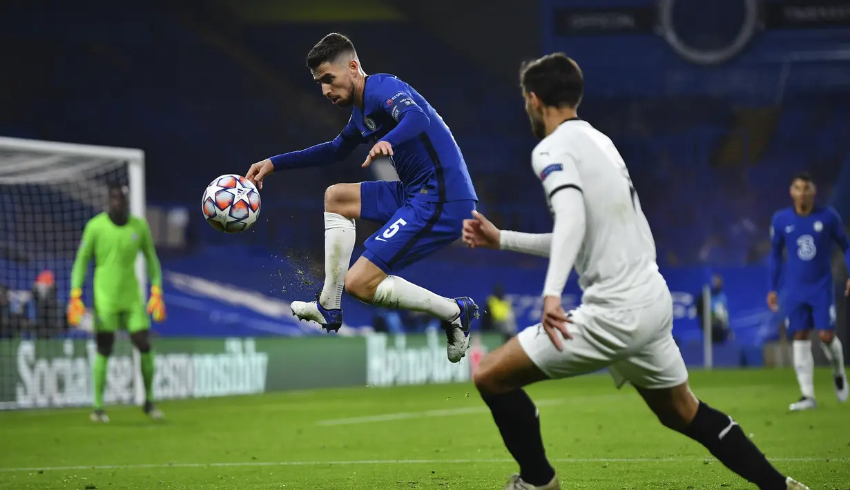 Gelandang Chelsea, Jorginho, berebut bola dengan gelandang Rennes, Martin Terrier, pada laga lanjutan Liga Champions 2020/2021 di Stadion Stamford Bridge, Kamis (5/11/2020) dini hari WIB. Chelsea menang 3-0 atas Rennes. (Dylan Martinez/Pool via AP)