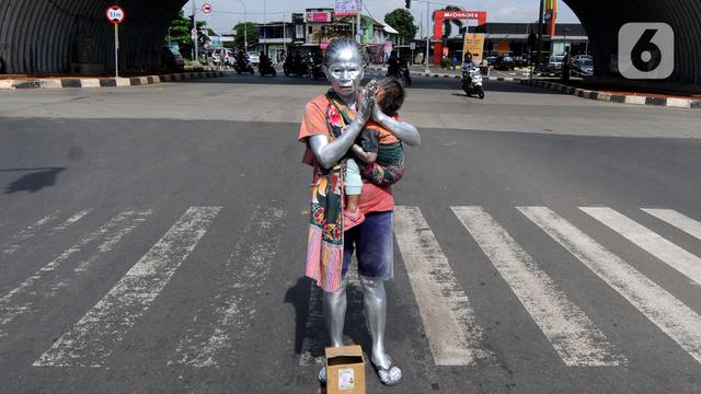 Potret Nenek Manusia Silver