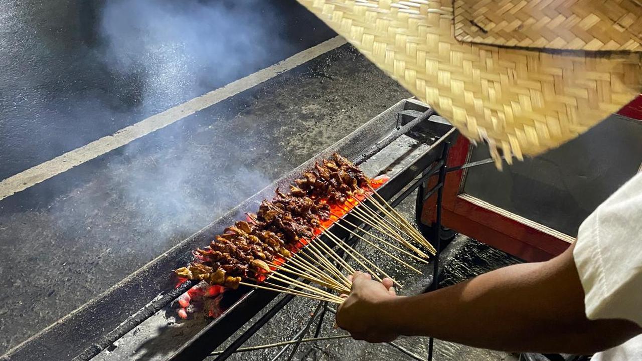 Kesibukan Tukang Sate Madura Saat Idul Adha, Mengolah Daging Kurban dengan Sentuhan Tradisi