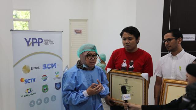 Menteri Sosial Tri Rismaharini menyapa warga penerima layanan operasi katarak di Ternate.