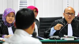 Jaksa penuntut umum bertanya kepada Abdur Rouf di sidang lanjutan dengan terdakwa Fuad Amin di Pengadilan Tipikor, Jakarta, Senin (1/6/2015). Rouf mengaku menjadi perantara penerimaan uang suap untuk Fuad Amin (Liputan6.com/Yoppy Renato) 