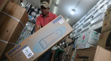 Pedagang memindahkan pendingin udara (Air Conditioner) di salah satu toko, Kawasan Pasar Kramat Jati, Jakarta, Rabu (6/9/2023). (merdeka.com/Imam Buhori)