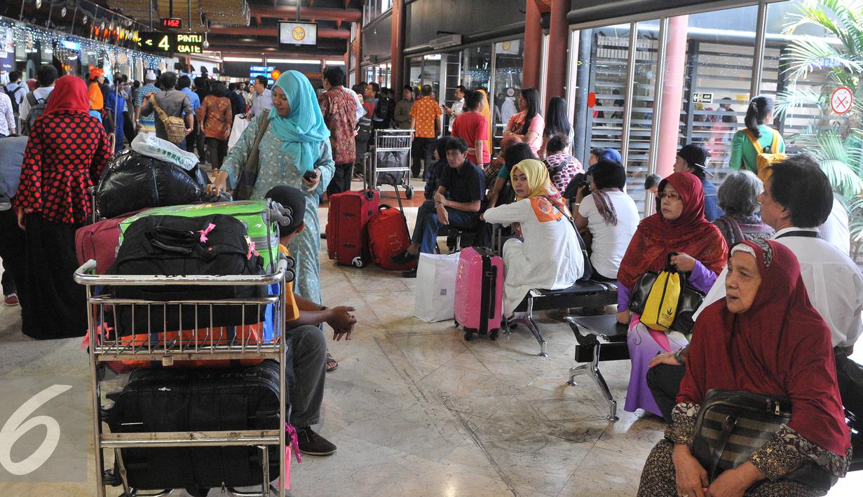 Sejumlah calon penumpang menunggu keberangkatan di terminal 2E Bandara Soekarno Hatta, Tangerang, Senin (6/7/2015). Pasca insiden kebakaran pada Minggu (5/6) lalu, situasi terminal 2E Bandara Soekarno Hatta mulai normal. (Liputan6.com/Herman Zakharia)