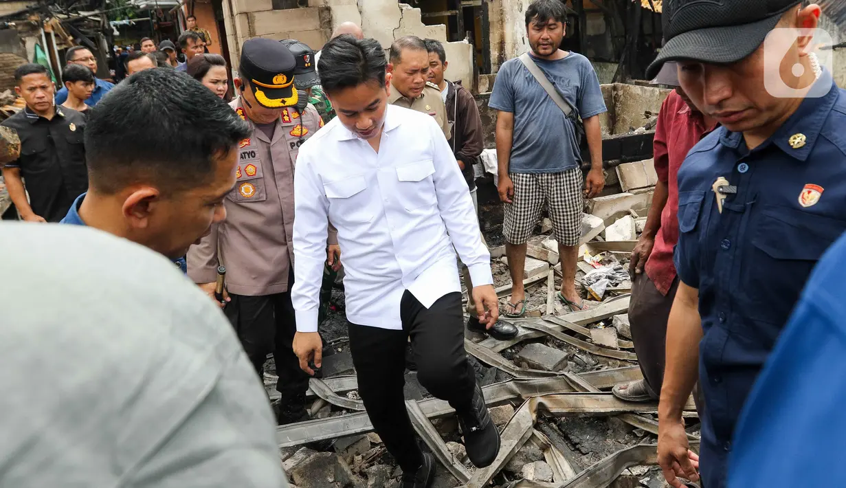 Diduga kebakaran tersebut diakibatkan korsleting listrik. (Liputan6.com/Herman Zakharia)