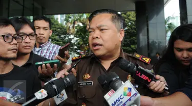 Kepala Kejaksaan Negeri Jakarta Selatan Sarjono Turin memberi keterangan usai bertemu pimpinan KPK di Gedung KPK, Jakarta, (16/8). Kedatangannya meminta bantuan KPK dalam kasus penjualan tanah fasilitas umum dan sosial . (Liputan6.com/ Helmi Affandi )