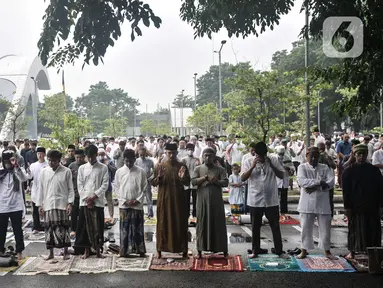 Jemaah Muhammadiyah saat menunaikan Salat Idul Fitri 1444 H di halaman Jakarta International Equestrian Park, Pulomas, Jakarta Timur, Jumat (21/4/2023). (merdeka.com/Iqbal S Nugroho)