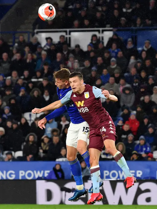 Gelandang Leicester City, Harvey Barnes berebut bola dengan bek Aston Villa, Frederic Guilbert pada lanjutan Liga Inggris di King Power Stadium, Selasa (10/3/2020) dinihari WIB. Leicester menang telak empat gol tanpa balas atas Aston Villa. (Paul ELLIS / AFP)