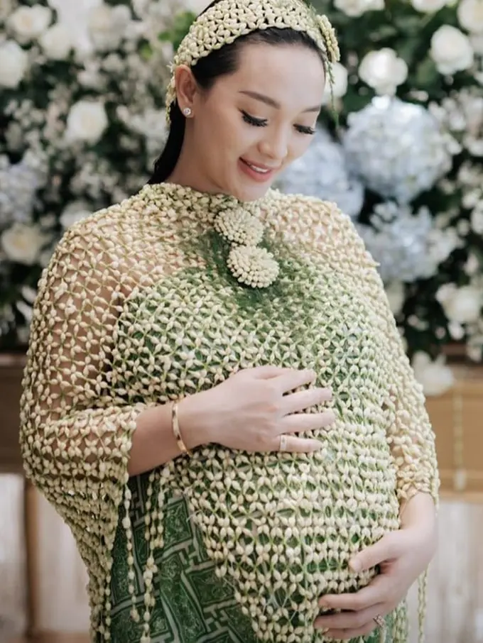 7 Potret Tasyakuran 7 Bulan Kehamilan Zaskia Gotik, Penuh Kebahagiaan