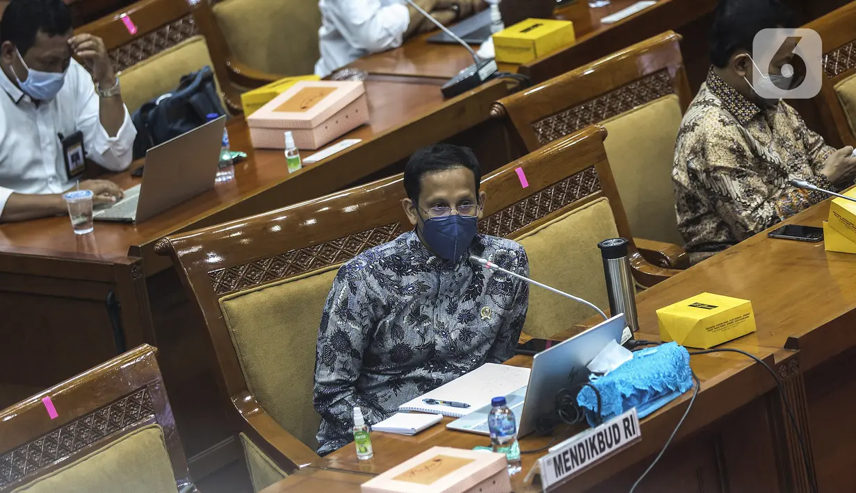 Mendikbud Nadiem Makarim (kiri) mengikuti rapat kerja dengan Komisi X DPR di Kompleks Parlemen Senayan, Jakarta, Senin (16/11/2020). Rapat membahas evaluasi program belajar dari rumah terkait subsidi kuota internet serta isu-isu kesiapan rekrutmen guru honorer tahun 2021. (Liputan6.com/Johan Tallo)