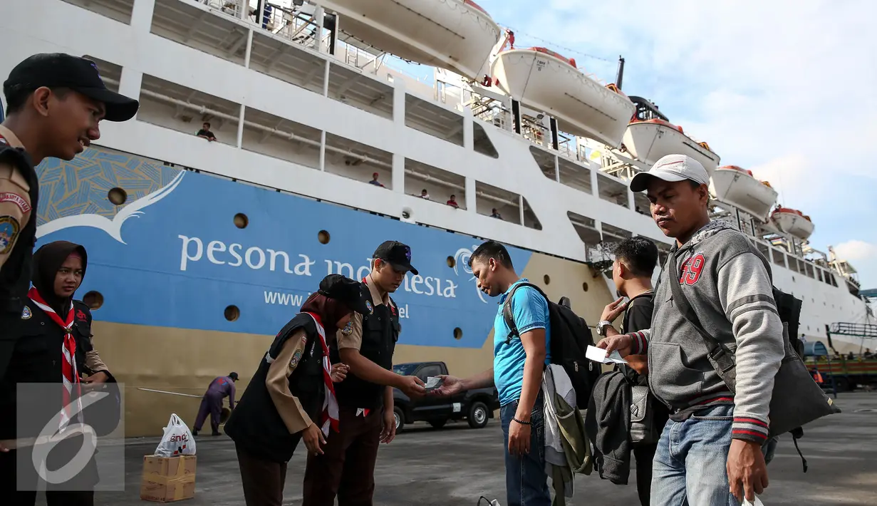 Calon penumpang dicek tiketnya sebelum memasuki Kapal di Pelabuhan Penumpang Tanjung Priok, Jakarta, Kamis (30/6). Hal ini disebabkan semakin tingginya minat pemudik yang memilih menggunakan jasa pesawat terbang. (Liputan6.com/Faizal Fanani)