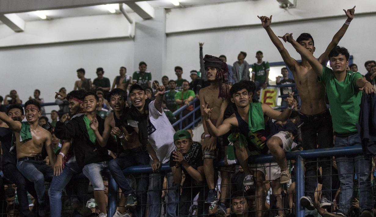 Para suporter PSMS merayakan kemenangan atas PSIS pada laga semifinal Liga 2 2017 di Stadion GBLA, Bandung, Sabtu (25/11/2017). PSMS menang 2-0 atas PSIS. (Bola.com/Vitalis Yogi Trisna)