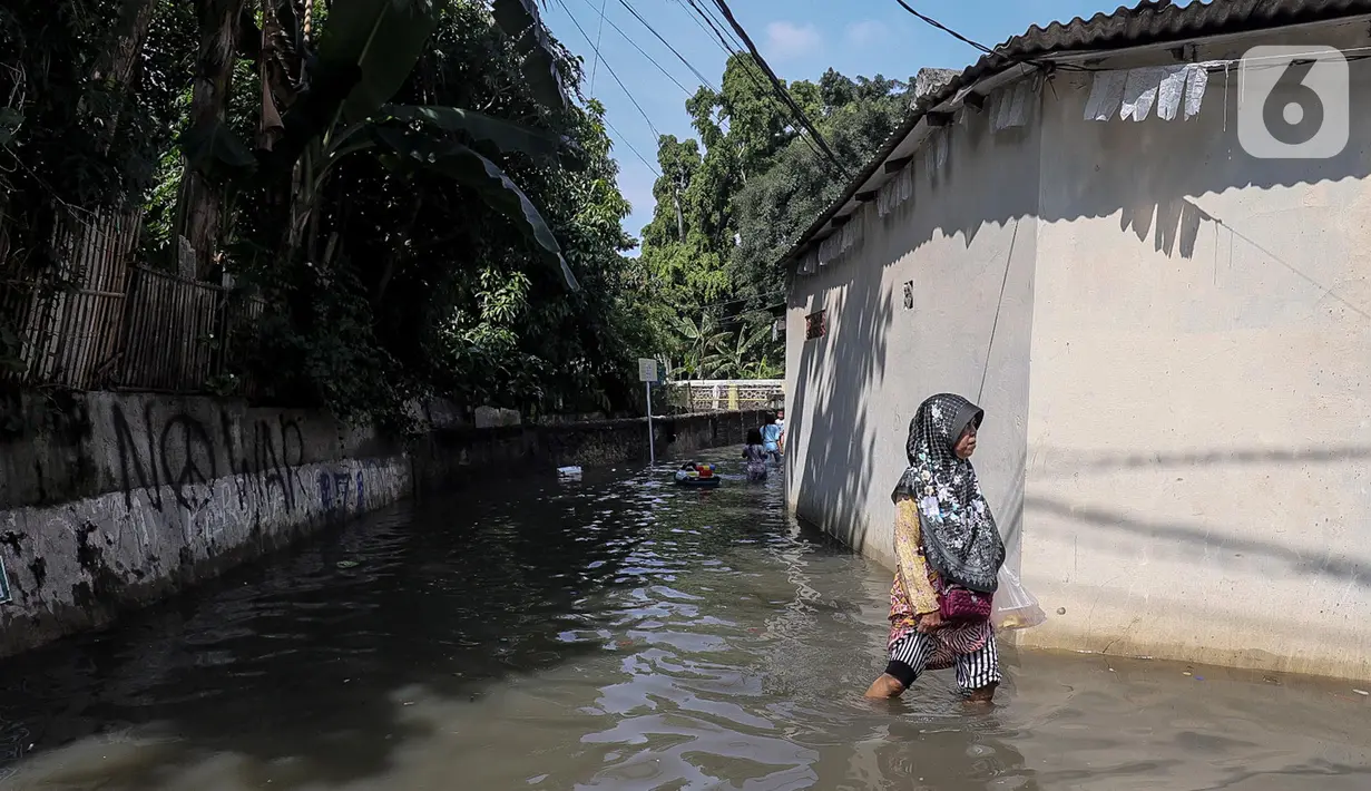Pada Senin 7 Juli 2025 siang, Badan Penanggulangan Bencana Daerah (BPBD) DKI melaporkan sebanyak 58 Rukun Tetangga (RT) di Jakarta masih terendam banjir. (Liputan6.com/Herman Zakharia)