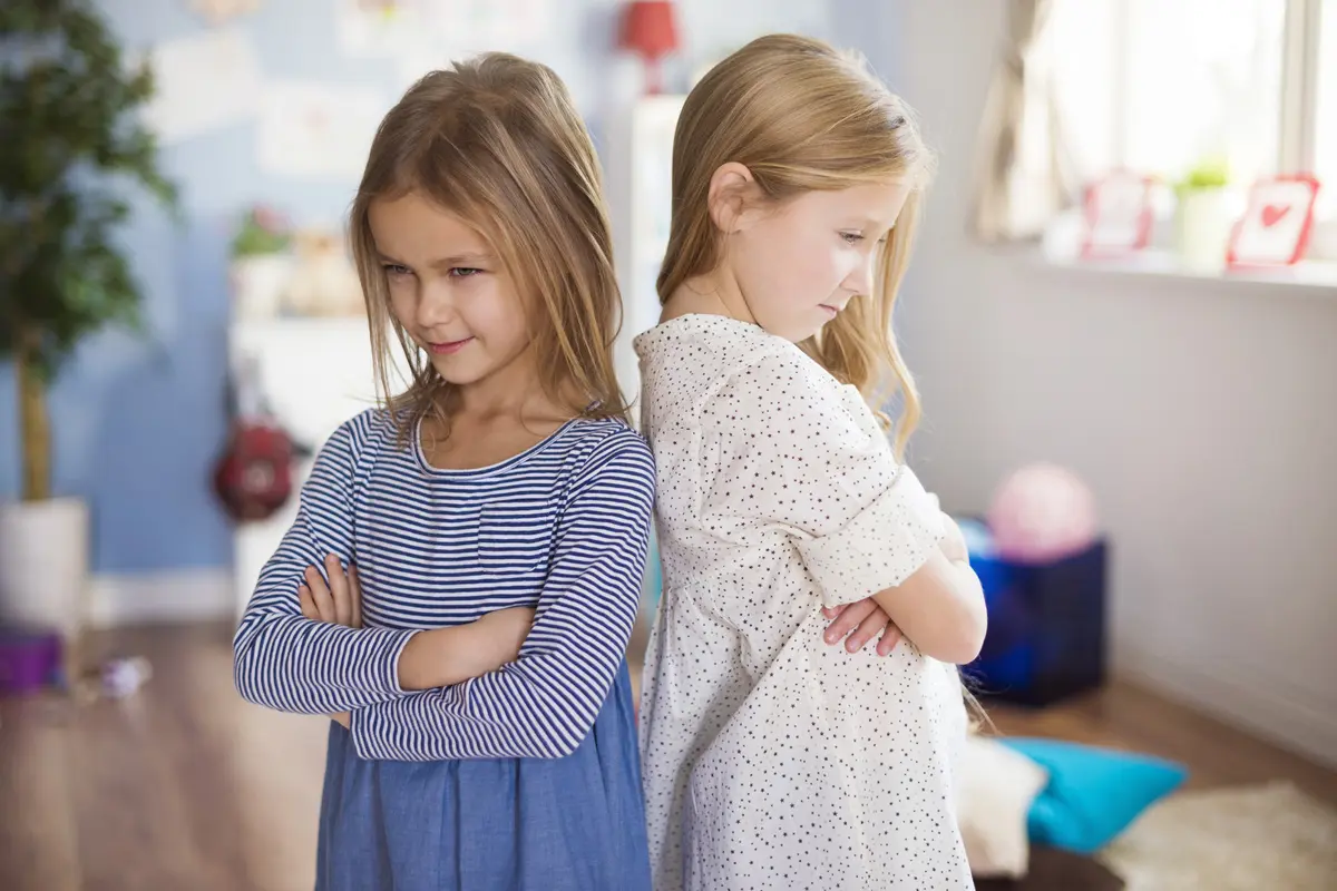 Cara Mengatasi Sibling Rivalry dengan Aktivitas Sederhana (Image by Freepik/gpointstudio)
