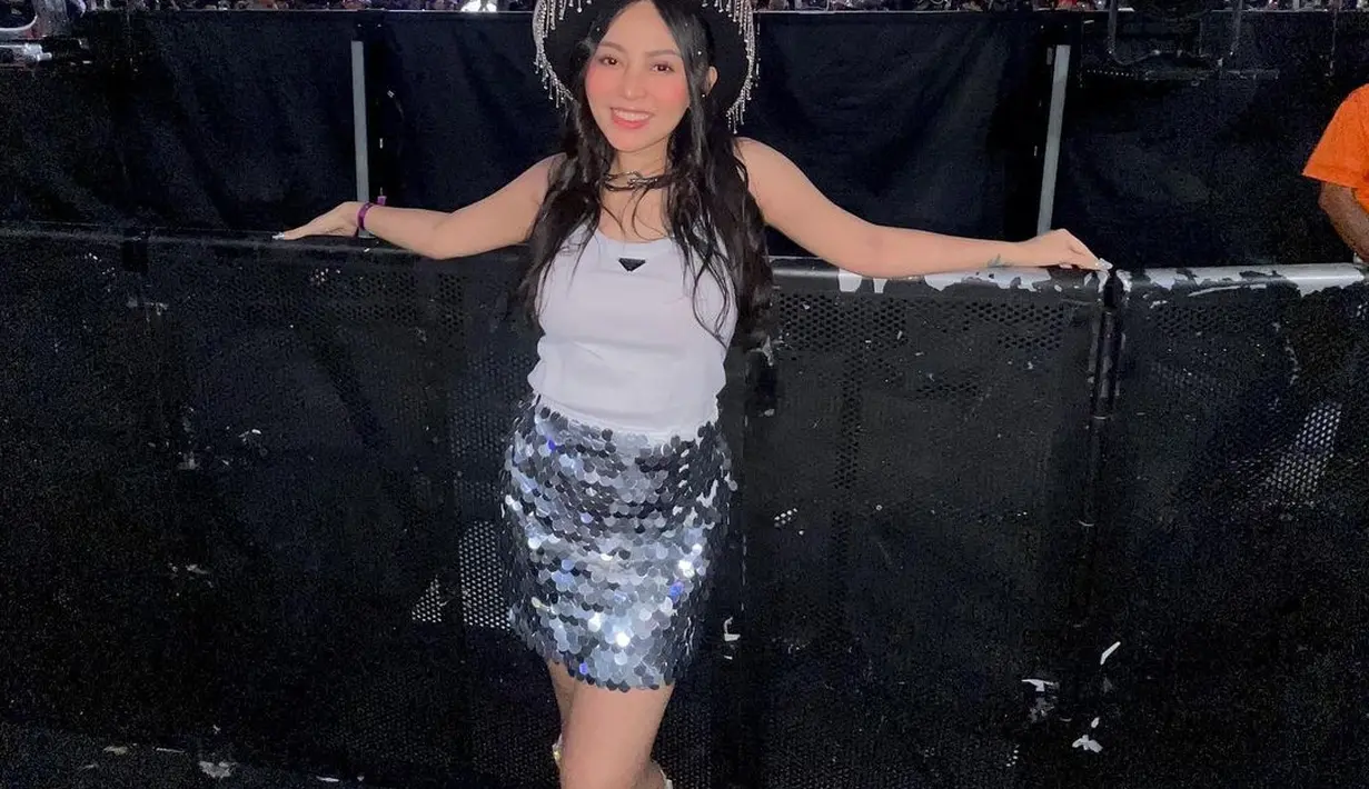 Potret penampilan Rachel Vennya di Amerika langsung mencuri atensi warganet. Tak sedikit yang memuji penampilannya yang selalu totalitas. Ada juga yang menyukai gaya fashionnya yang disebut ‘dangdut style’.  [Instagram/rachelvennya]