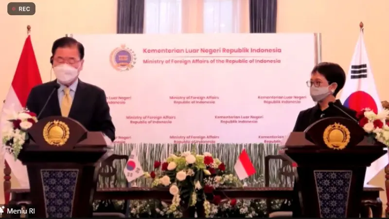 Menteri Luar Negeri RI, Retno Marsudi dan Menteri Luar Negeri Korea Selatan, Chung Eui-yong dalam press briefing pada Jumat (25/6/2021). (Photo: Kementerian Luar Negeri RI via Zoom)