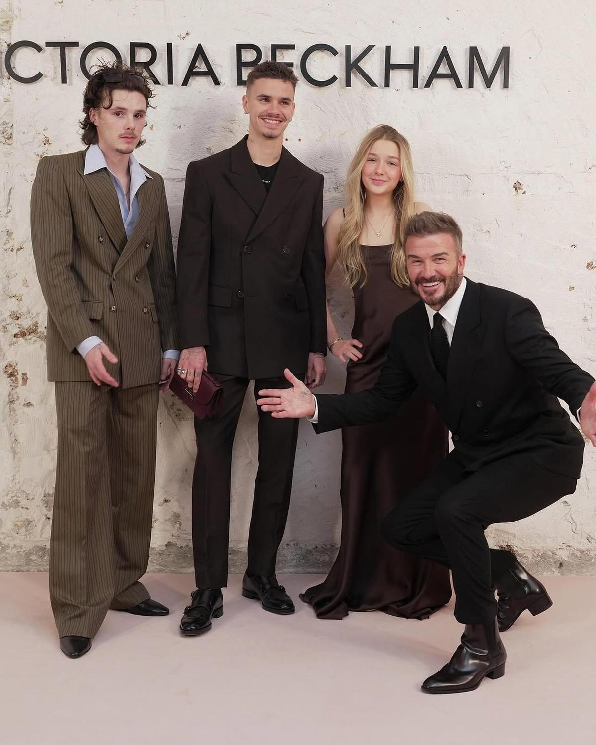 5 Potret Cantik Harper Anak David dan Victoria Beckham saat Dukung Sang Ibu di Paris Fashion Week