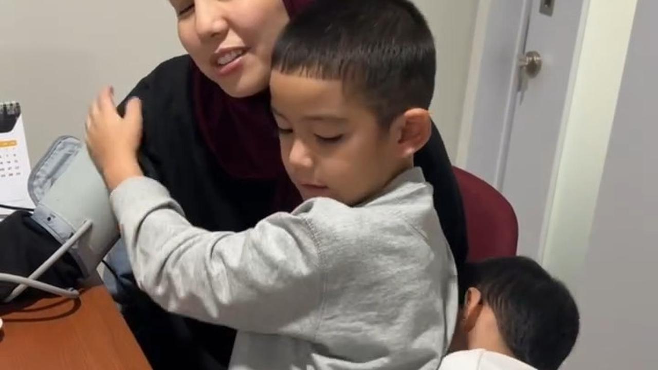 Momen Tya Ariestya Jalani Operasi Pengangkatan Polip, Suami dan Anak Turut Menemani