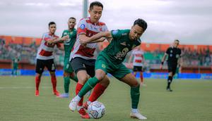 Duel antara Lee Yujun dan Muhammad Hidayat saat Madura United berhadapan dengan Persebaya Surabaya pada laga pekan ke-21 BRI Liga 1 2022/2023, Minggu (29/1/2023). Persebaya menang 2-0 dalam laga di Stadion Gelora Ratu Pamelingan, Pamekasan. (Dok. Persebaya)
