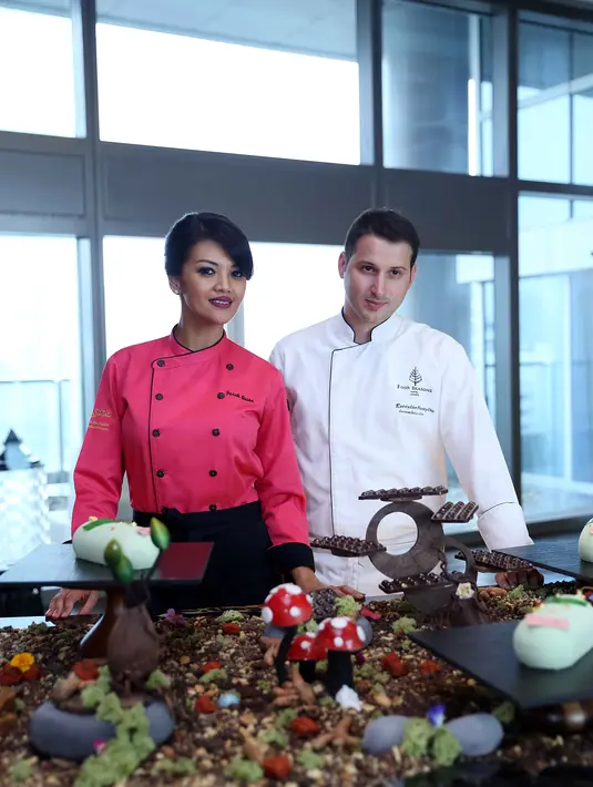 Farah Quinn saat mengenalkan menu baru hasil racikannya dengan rempah-rempah khas Indonesia yang baru saja di ciptakan cokelat kunyit asem di kawasan Jalan Gatot Subroto, Jakarta Selatan beberapa waktu lalu. (Nurwahyunan/Bintang.com)