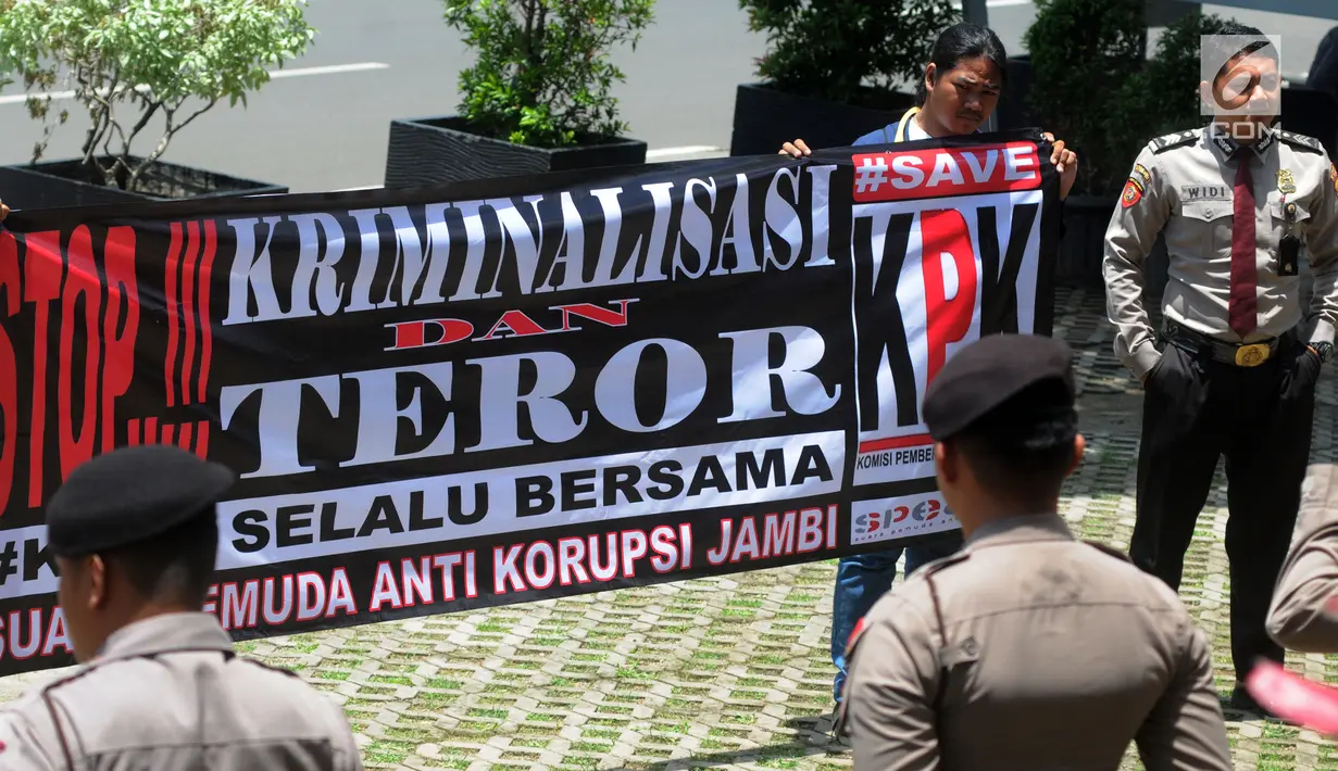 Aktivis dari Suara Pemuda Anti Korupsi (Speak) Jambi menggelar aksi solidaritas di Gedung KPK, Jakarta, Senin (11/2). Mereka meminta para penyidik KPK untuk tidak gentar terhadap kasus teror yang menimpa Novel Baswedan dan Gilang (Merdeka.com/Dwi Narwoko)