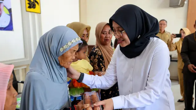 Warga miskin di Desa Watukebo Banyuwangi, dapat jatah telor dari hasil ternak ayam betelur (Istimewa)