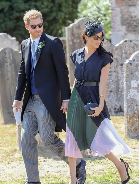 Ini penampilan istimewa Meghan Markle saat hadir di pernikahan Daisy Jenks dan Charlie van Straubenzee pada 4 Agustus 2018. (BERETTA/SIMS/REX/SHUTTERSTOCK/HollywoodLife)