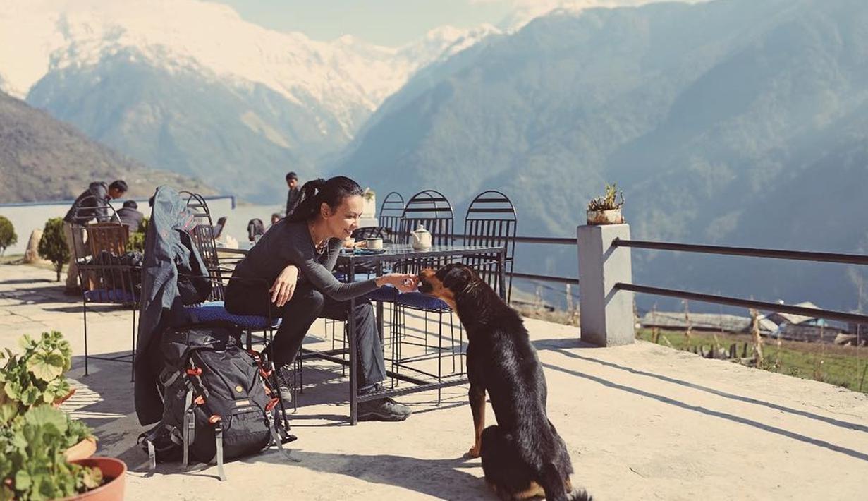  FOTO  Gaya  Liburan Backpacker ala Sophia Latjuba Keren  