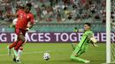 Giliran Swiss yang membalas ancaman para pemain Turki. Striker Breel Embolo melepaskan tendangan di mulut gawang Turki yang masih bisa dihalau kiper Ugurcan Cakir. (Foto: AP/Pool/Ozan Kose)