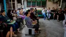 Warga menunggu untuk mendonorkan darahnya setelah penembakan brutal di Korat, Nakhon Ratchasima, Thailand, Minggu (9/2/2020). Penembakan brutal menewaskan 26 orang dan melukai puluhan lainnya. (AP Photo/Gemunu Amarasinghe)