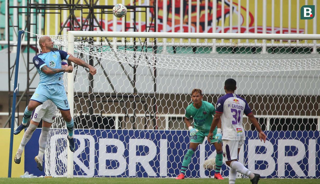 Lini belakang Persita bekerja keras menempel ketat bomber Ivan Carlos yang selalu berupaya memaksimalkan skema umpan-umpan silang. (Bola.com/Ikhwan Yanuar)