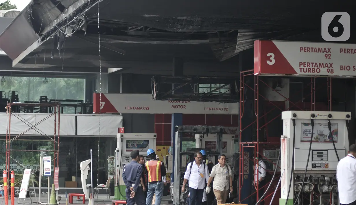 Petugas melakukan olah TKP usai kebakaran di SPBU Jalan MT Haryono, Jakarta, Senin (2/12/2019). Pelaku melarikan diri setelah mobil yang dikenadarainya menabrak mesin pengisian BBM sehingga menimbulkan kebakaran. (merdeka.com/Iqbal Nugroho)
