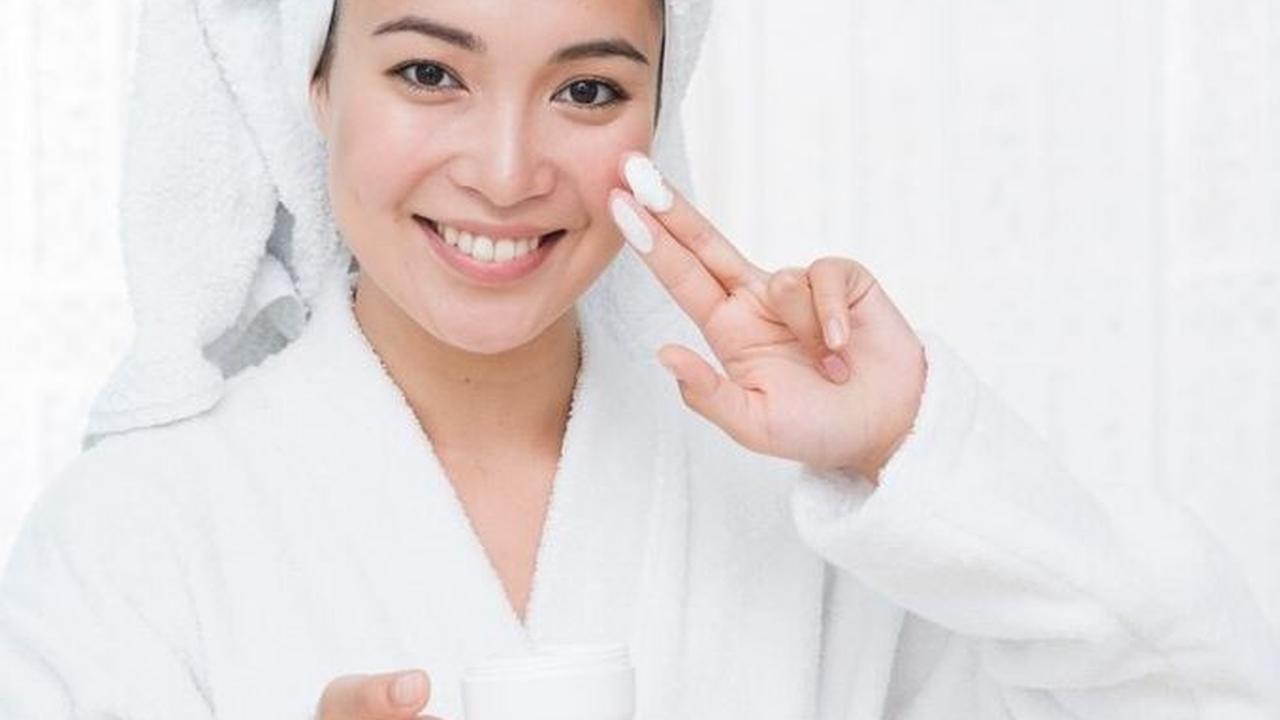 Berikut rekomendasi 15 moisturizer atau pelembab yang bisa digunakan untuk kalian yang memiliki jenis kulit berminyak. Perhatikan kandungan dalam kemasan dan sesuaikan dengan kulit kalian ya.