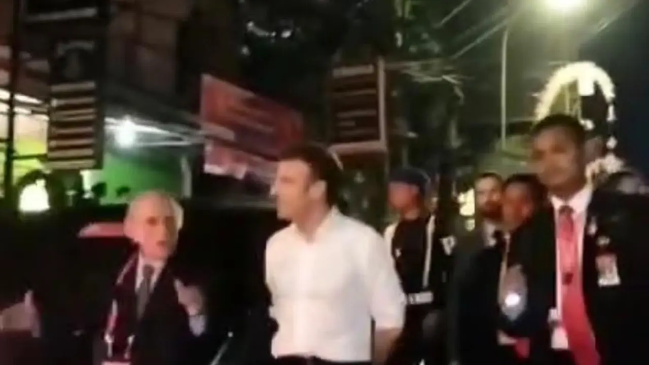 Presiden Prancis Emmanuel Macron nampak berjalan kaki usai menghadiri Gala Dinner bersama delegasi G20 di Garuda Wisnu Kencana (GWK). (Liputan6.com/Benedikta Miranti)
